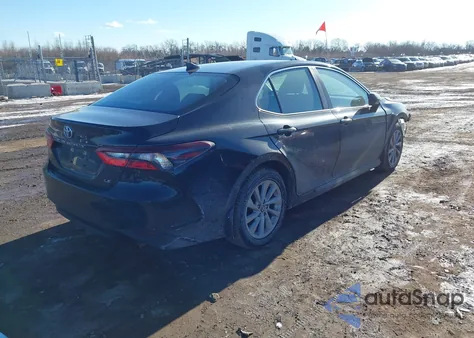 2022 Toyota Camry Le z USA, uszkodzony, nr VIN 4T1C11AKXNU630815
